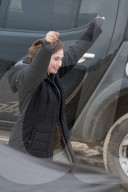 PEOPLE - Lily James und Matt Keenle stehen für "Guernsey" vor der Linse