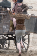 PEOPLE - Lily James und Matt Keenle stehen für "Guernsey" vor der Linse