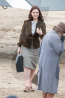 PEOPLE - Lily James und Matt Keenle stehen für "Guernsey" vor der Linse