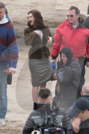 PEOPLE - Lily James und Matt Keenle stehen für "Guernsey" vor der Linse