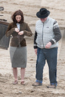 PEOPLE - Lily James und Matt Keenle stehen für "Guernsey" vor der Linse