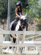 PEOPLE - Vanessa Hudgens hoch zu Ross