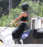 PEOPLE - Vanessa Hudgens hoch zu Ross