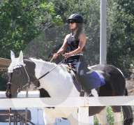 PEOPLE - Vanessa Hudgens hoch zu Ross