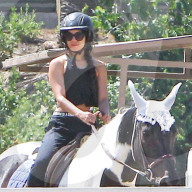 PEOPLE - Vanessa Hudgens hoch zu Ross