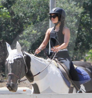 PEOPLE - Vanessa Hudgens hoch zu Ross