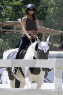 PEOPLE - Vanessa Hudgens hoch zu Ross