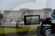 NEWS - Grosse Medienpräsenz vor dem Buckingham Palast nach Rücktritt von Prinz Philip