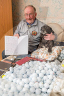 FEATURE - Der Hund der 51 000 Golfbälle gesammelt hat