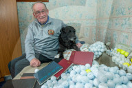 FEATURE - Der Hund der 51 000 Golfbälle gesammelt hat
