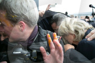 NEWS - Marine Le Pen wird mit Eiern beworfen
