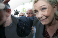 NEWS - Marine Le Pen wird mit Eiern beworfen