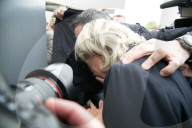 NEWS - Marine Le Pen wird mit Eiern beworfen