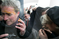 NEWS - Marine Le Pen wird mit Eiern beworfen
