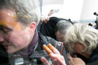 NEWS - Marine Le Pen wird mit Eiern beworfen