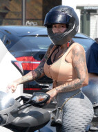 PEOPLE - Kurvige Amber Rose mit Töff unterwegs