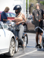 PEOPLE - Kurvige Amber Rose mit Töff unterwegs