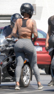 PEOPLE - Kurvige Amber Rose mit Töff unterwegs