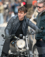 PEOPLE - Tom Cruise braust durch Paris bei den Dreharbeiten von "Mission Impossible 6"