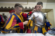 NEWS - Schweizer Gardisten werden vereidigt