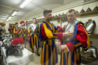 NEWS - Schweizer Gardisten werden vereidigt