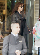 PEOPLE - Monica Bellucci verlässt mit ihren Töchtern das Hotel in Mailand