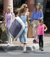 PEOPLE - Denise Richards bummelt mit den Kids in Beverly Hills