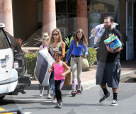 PEOPLE - Denise Richards bummelt mit den Kids in Beverly Hills