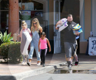 PEOPLE - Denise Richards bummelt mit den Kids in Beverly Hills