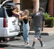 PEOPLE - Denise Richards bummelt mit den Kids in Beverly Hills