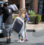 PEOPLE - Denise Richards bummelt mit den Kids in Beverly Hills