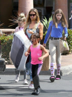 PEOPLE - Denise Richards bummelt mit den Kids in Beverly Hills