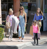 PEOPLE - Denise Richards bummelt mit den Kids in Beverly Hills