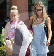PEOPLE - Denise Richards bummelt mit den Kids in Beverly Hills