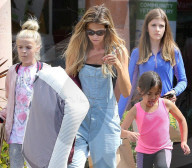 PEOPLE - Denise Richards bummelt mit den Kids in Beverly Hills