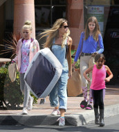 PEOPLE - Denise Richards bummelt mit den Kids in Beverly Hills