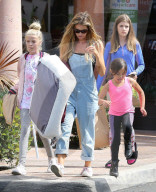 PEOPLE - Denise Richards bummelt mit den Kids in Beverly Hills