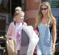 PEOPLE - Denise Richards bummelt mit den Kids in Beverly Hills