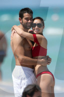 EXKLUSIV - Jesse Metcalfe und Cara Santanta turteln in Miami