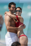 EXKLUSIV - Jesse Metcalfe und Cara Santanta turteln in Miami