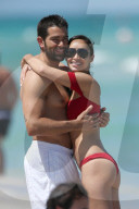 EXKLUSIV - Jesse Metcalfe und Cara Santanta turteln in Miami