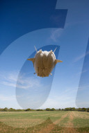 FEATURE - Das Luftschiff 'Airlander 10' fliegt über Bedfordshire