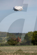 FEATURE - Das Luftschiff 'Airlander 10' fliegt über Bedfordshire