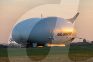 FEATURE - Das Luftschiff 'Airlander 10' fliegt über Bedfordshire