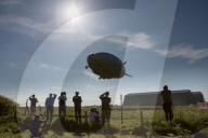 FEATURE - Das Luftschiff 'Airlander 10' fliegt über Bedfordshire