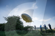 FEATURE - Das Luftschiff 'Airlander 10' fliegt über Bedfordshire