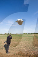 FEATURE - Das Luftschiff 'Airlander 10' fliegt über Bedfordshire