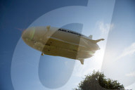 FEATURE - Das Luftschiff 'Airlander 10' fliegt über Bedfordshire