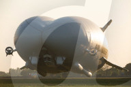 FEATURE - Das Luftschiff 'Airlander 10' fliegt über Bedfordshire