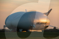 FEATURE - Das Luftschiff 'Airlander 10' fliegt über Bedfordshire